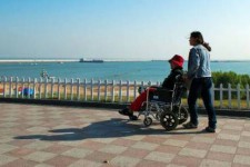 达州八旬老人推轮椅带老伴游中国(为了方便推轮椅带老伴出门)
